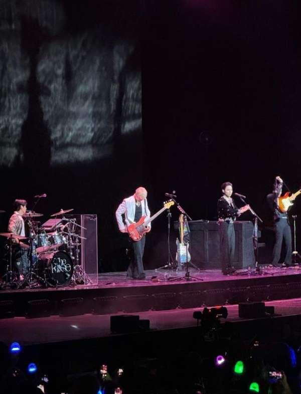 Zénith Paris, section: H, row: 13, seat: 25