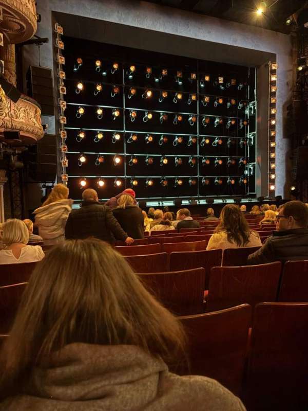 Shaftesbury Theatre, section: Stalls, row: Q, seat: 30