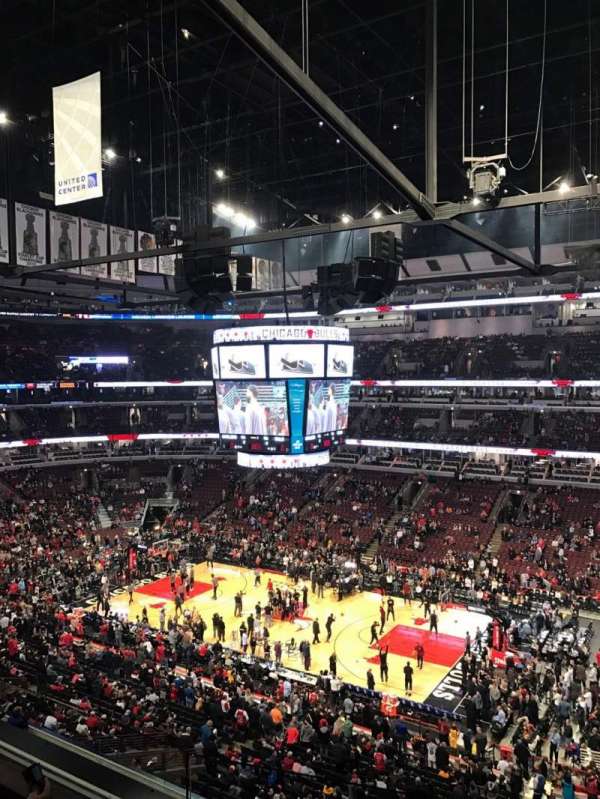 United Center, section: 332, row: 3, seat: 4