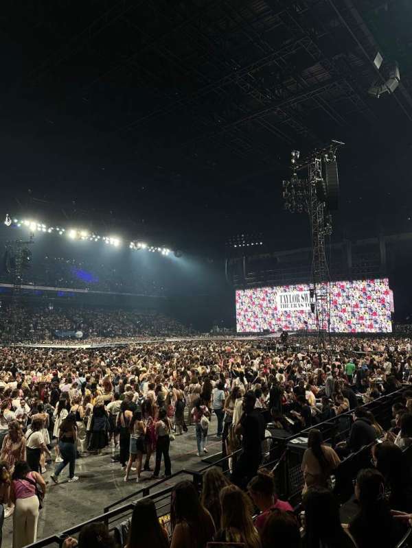 Paris La Défense Arena, section: 113, row: 9, seat: 18