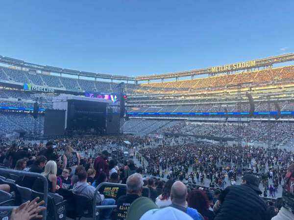 MetLife Stadium, section: 133, row: 27, seat: 4