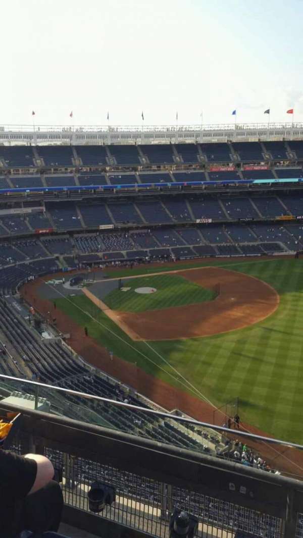 Yankee Stadium, section: 409, row: 3, seat: 5
