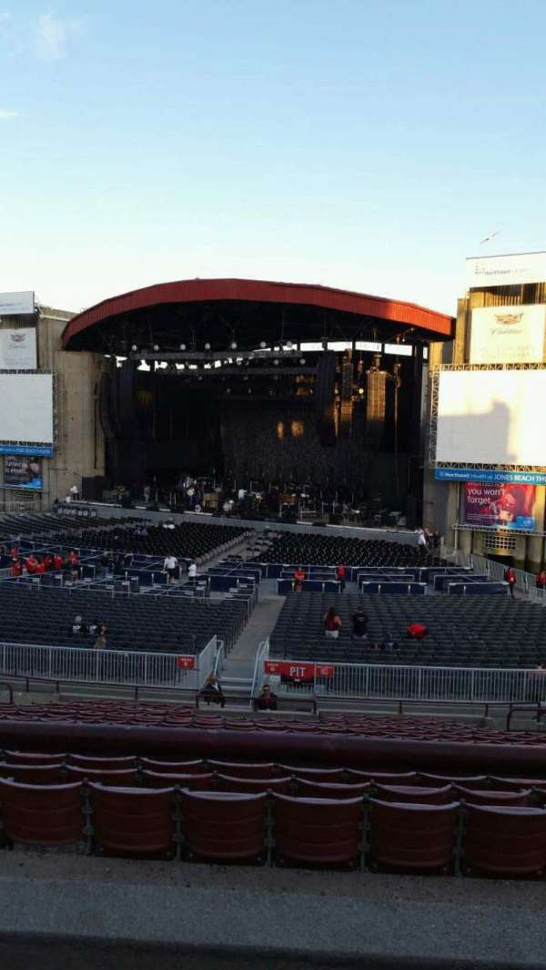 Jones Beach Theater, section: 202, row: BB, seat: 11