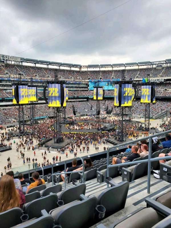 MetLife Stadium, section: 220C, row: 10, seat: 4
