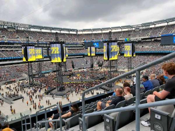 MetLife Stadium, section: 220C, row: 9, seat: 2