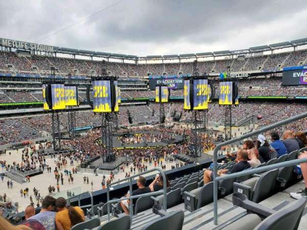 MetLife Stadium, section: 220C, row: 9, seat: 4