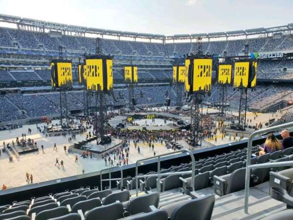 MetLife Stadium, section: 219, row: 9, seat: 4