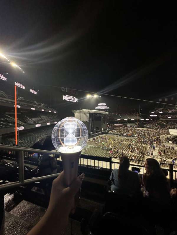Citi Field, section: 332, row: 3, seat: 23