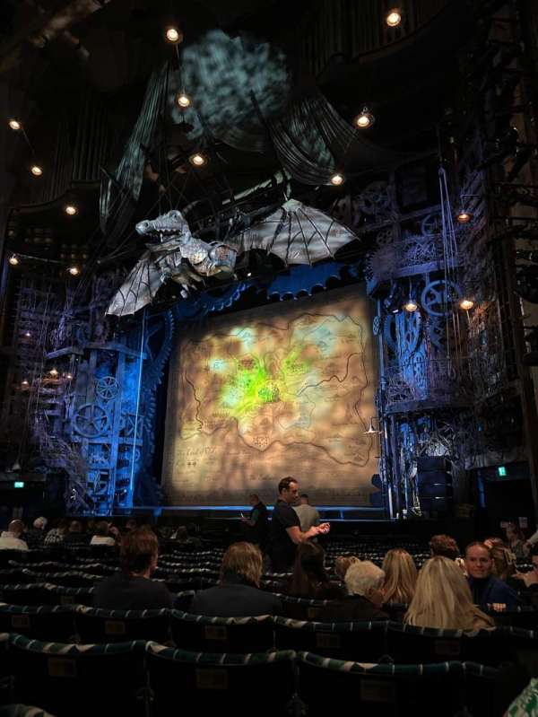 Apollo Victoria Theatre, section: Stalls, row: P, seat: 5
