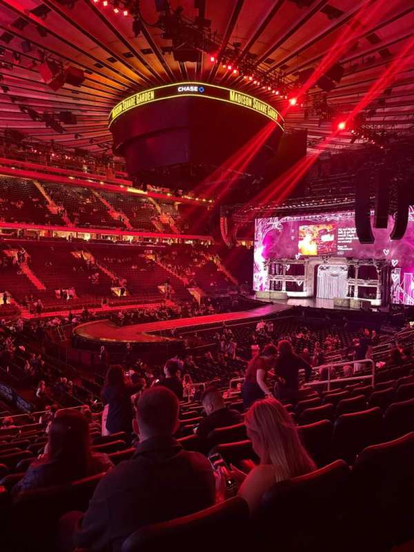 Madison Square Garden, section: 105, row: 17, seat: 7