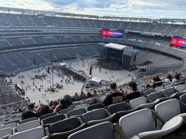 MetLife Stadium, section: 319, row: 23, seat: 10