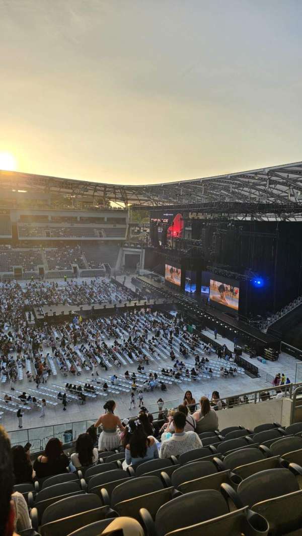 BMO Stadium, section: 211, row: Q, seat: 11