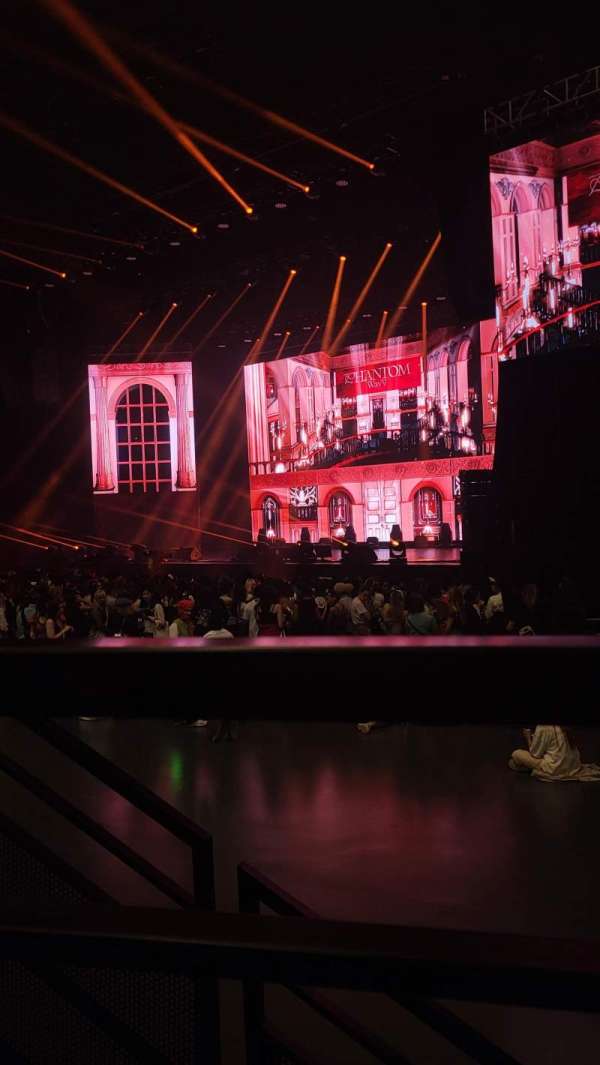 Grande Seine, section: Tribune, row: M9, seat: 04