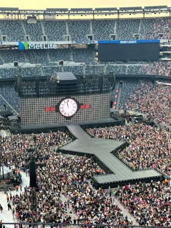 MetLife Stadium, section: 329, row: 9, seat: 8