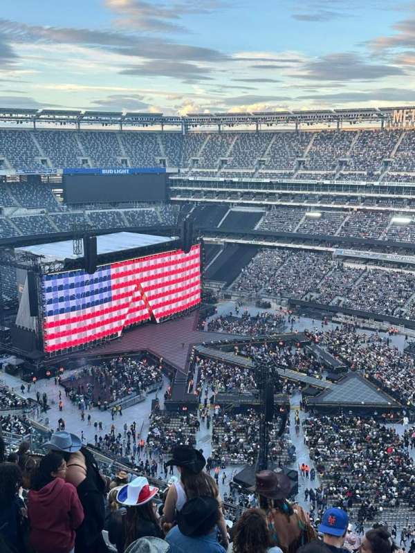 MetLife Stadium, section: 335, row: 18, seat: 4