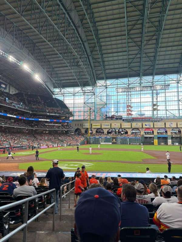 Daikin Park, section: 125, row: 19, seat: 1