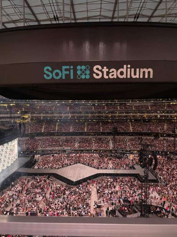 SoFi Stadium, section: 322, row: 1, seat: 1