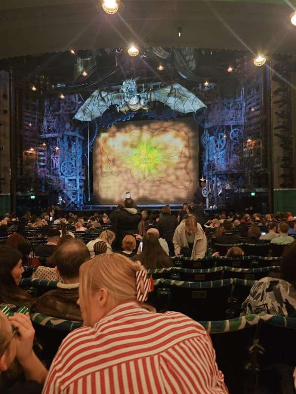 Apollo Victoria Theatre, section: Stalls, row: W, seat: 16