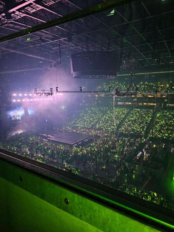 Uber Arena, section: 405, row: 1, seat: 1
