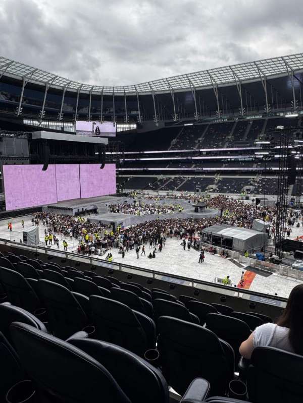 Tottenham Hotspur Stadium, section: 302, row: 6, seat: 39