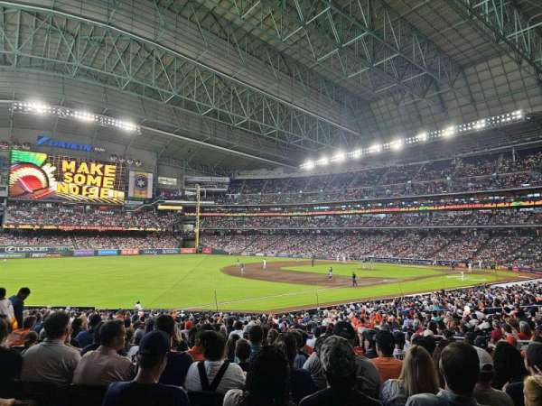 Daikin Park, section: 107, row: 32, seat: 17