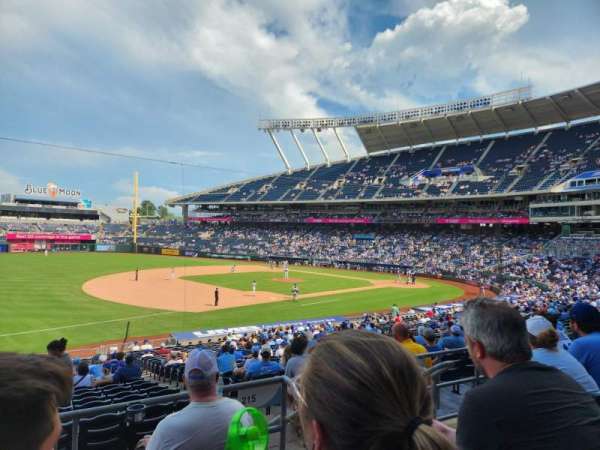 Kauffman Stadium, section: 215, row: DD, seat: 9