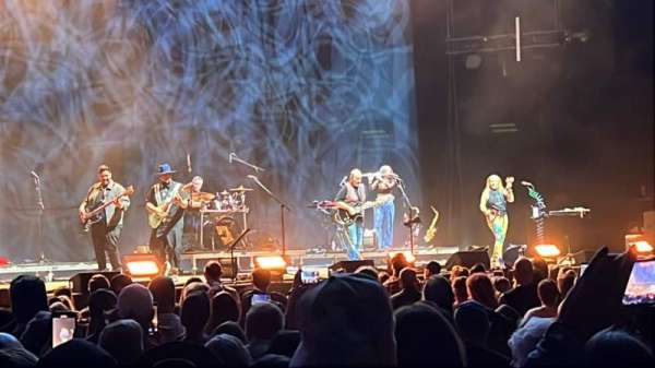 Cascades Amphitheater, section: 103, row: V, seat: 8