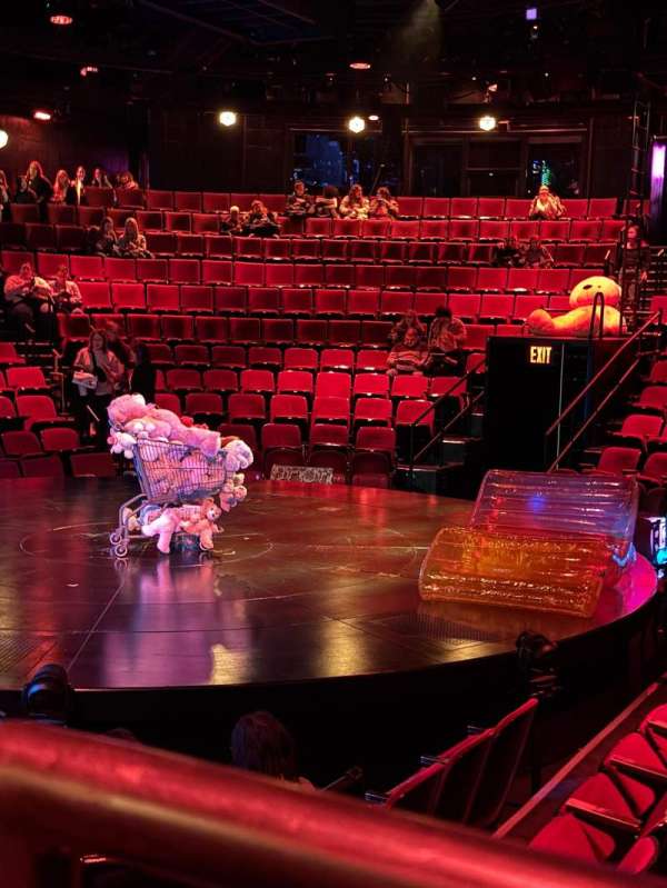 Circle in the Square Theatre, section: Orchestra 400 (Odd), row: D, seat: 425