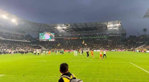 BMO Stadium, section: 121, row: A, seat: 4