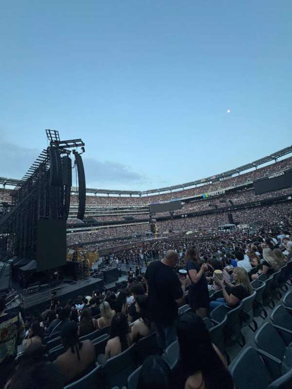 MetLife Stadium, section: 143, row: 20, seat: 23