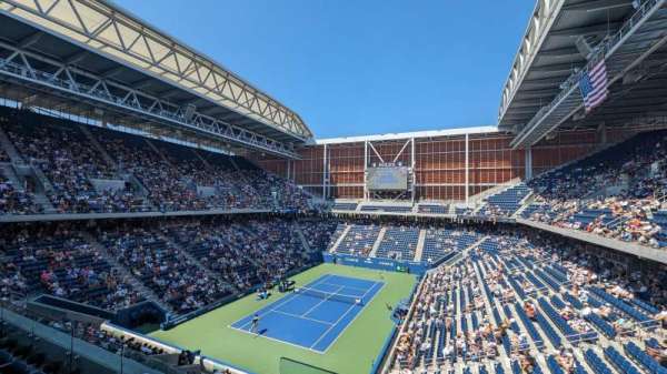 Louis Armstrong Stadium, section: 122, row: M