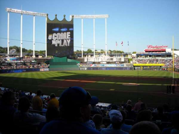 Kauffman Stadium, section: 224, row: EE, seat: 7