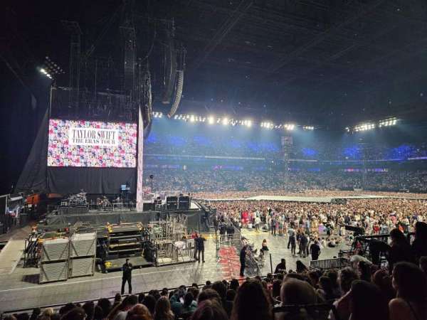 Paris La Défense Arena, section: 102, row: 18, seat: 1