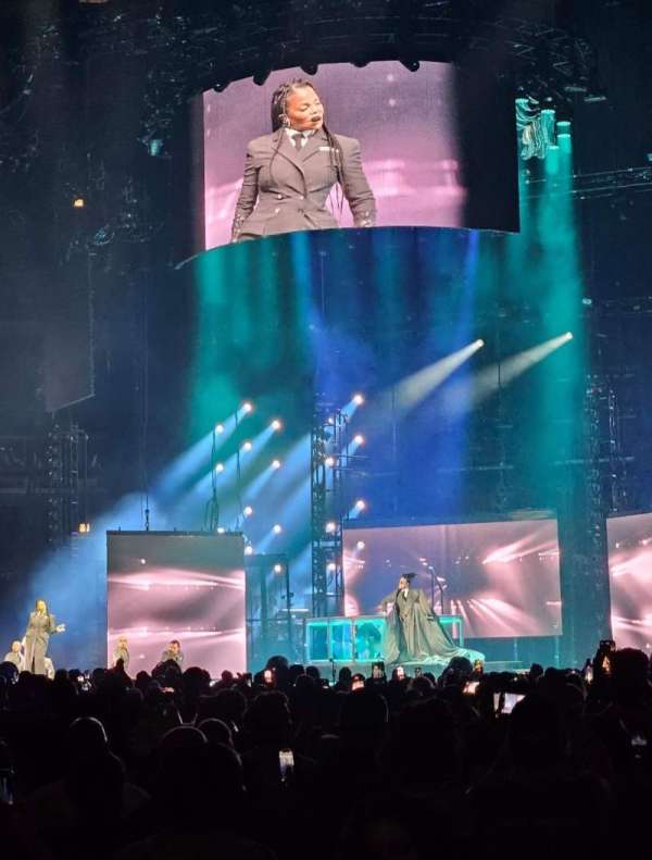 United Center, section: 101, row: 1, seat: 17