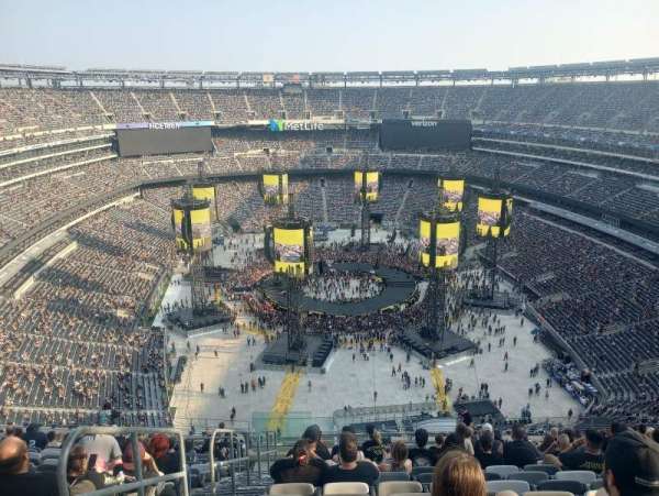 MetLife Stadium, section: 302, row: 22, seat: 28