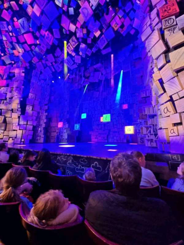 Cambridge Theatre, section: Stalls, row: C, seat: 5