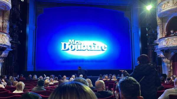 Shaftesbury Theatre, section: Stalls, row: Q, seat: 21