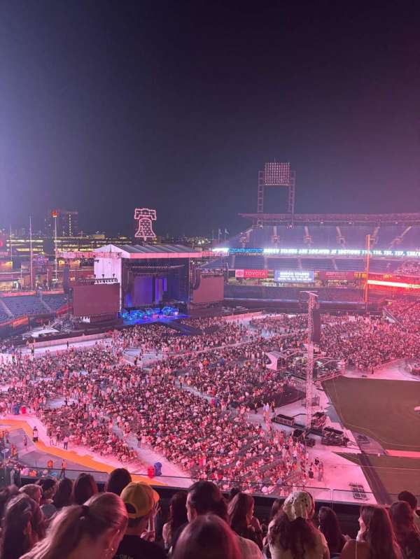 Citizens Bank Park, section: 327, row: 7, seat: 18
