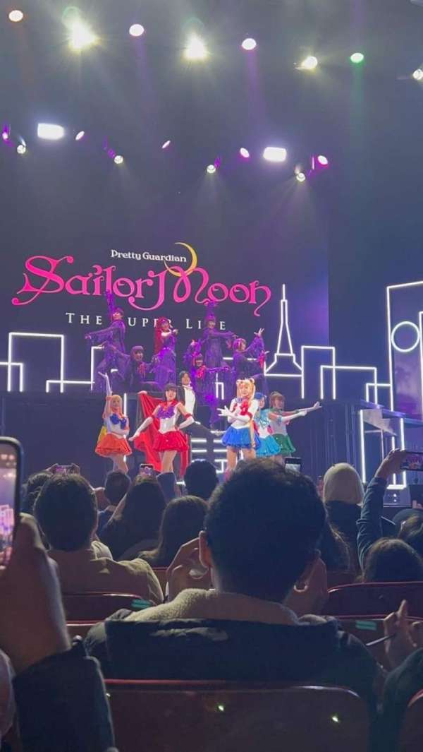 Chicago Theatre, section: MNFL4L, row: FF, seat: 409