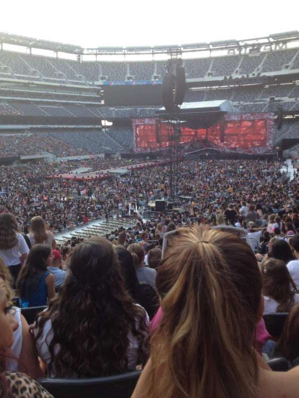 MetLife Stadium, section: 121, row: 33, seat: 14