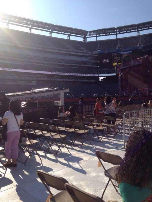 MetLife Stadium, section: Floor 8, row: 26