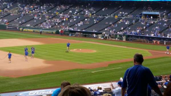Kauffman Stadium, section: 215, row: MM, seat: 4