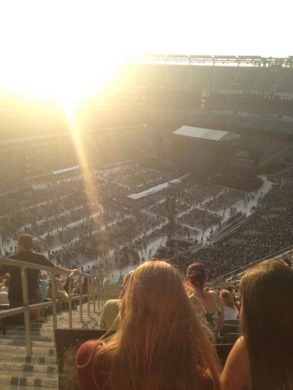 MetLife Stadium, section: 320, row: 24, seat: 39