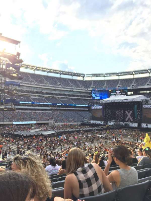 MetLife stadium, section: 117, row: 26, seat: 14