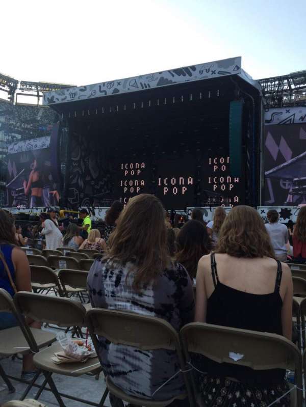 Metlife Stadium, section: Floor 2, row: 32, seat: 21