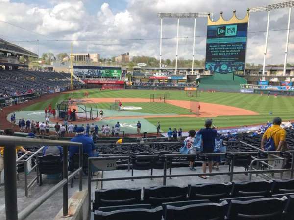 Kauffman Stadium, section: 231, row: EE, seat: 1