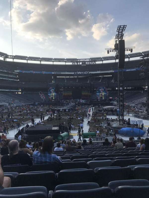 MetLife Stadium, section: 124, row: 20, seat: 13