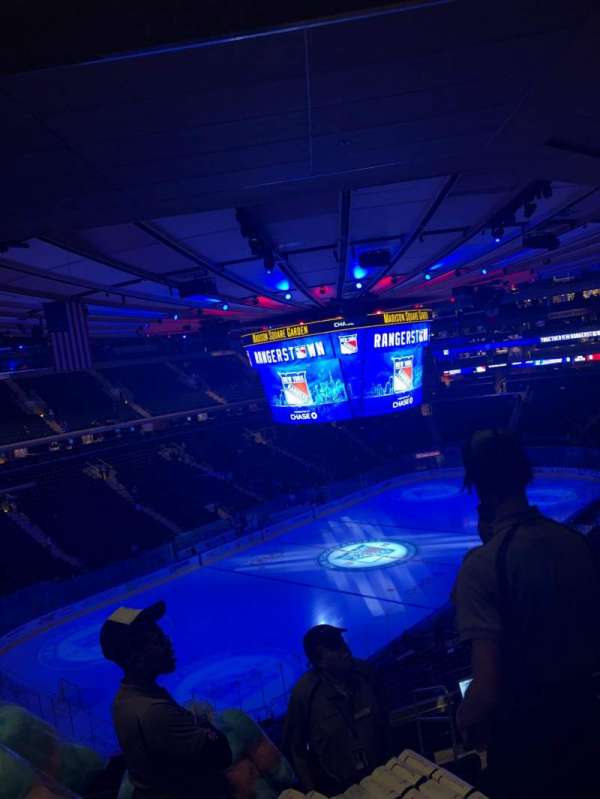 Madison Square Garden, section: 220, row: 10, seat: 25