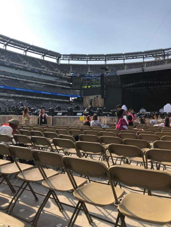 MetLife Stadium, section: Floor 8, row: 30, seat: 19