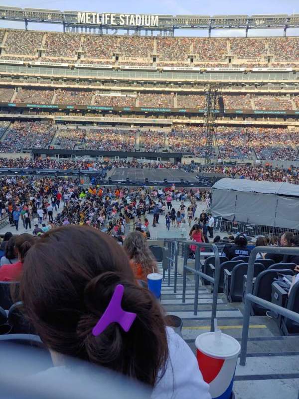 MetLife Stadium, section: 139, row: 22, seat: 1